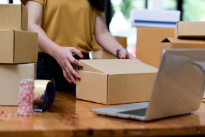 Online Sellers Are Packing Boxes For Shipping, Online Shopping, - Contabilidade em Guarulhos - SP | ModalMulti Contabilidade